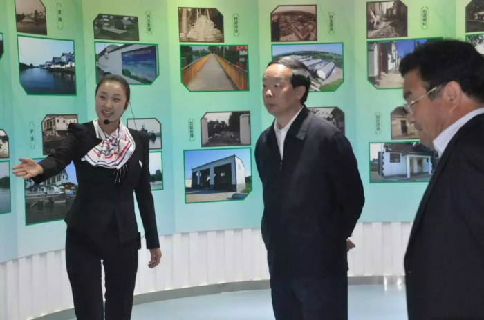 领导参观展览馆