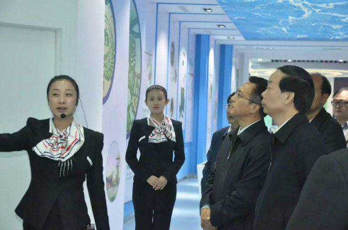 领导参观展览馆