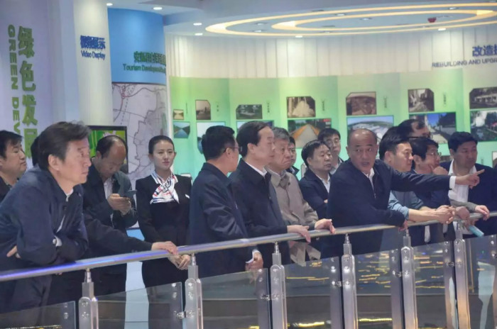 领导参观展览馆